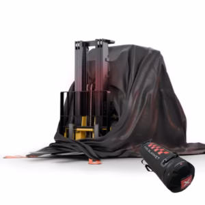 Manta ignífuga para carretillas elevadoras FORKLIFT de Bridgehill cubriendo una máquina industrial en almacén.